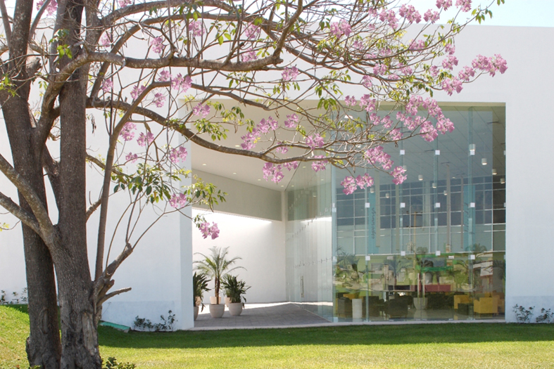 Vestíbulo y área de espera Centro Estatal de Oncología de Campeche.