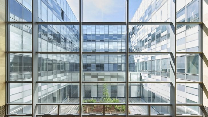 Vista del patio desde el lobby