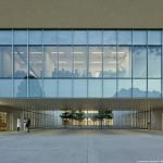 Desde el amplio acceso se define la propuesta del Hospital Riviera-Chablais (© Groupe-6+GD architects/ Foto: T. Jantscher)