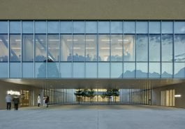 Desde el amplio acceso se define la propuesta del Hospital Riviera-Chablais (© Groupe-6+GD architects/ Foto: T. Jantscher)