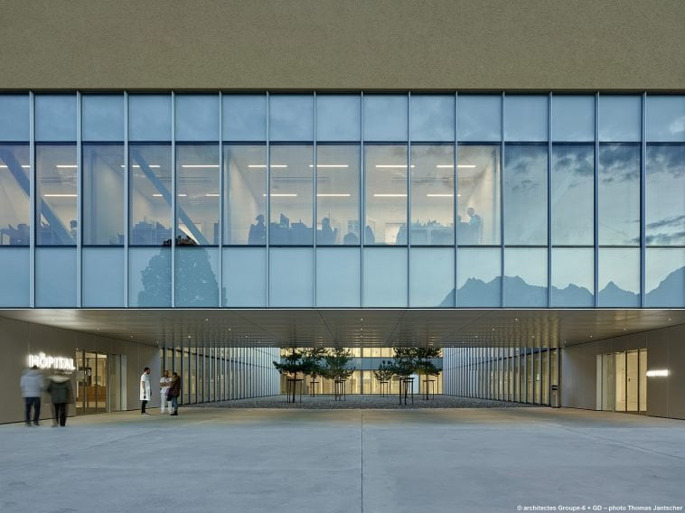 Desde el amplio acceso se define la propuesta del Hospital Riviera-Chablais (© Groupe-6+GD architects/ Foto: T. Jantscher)