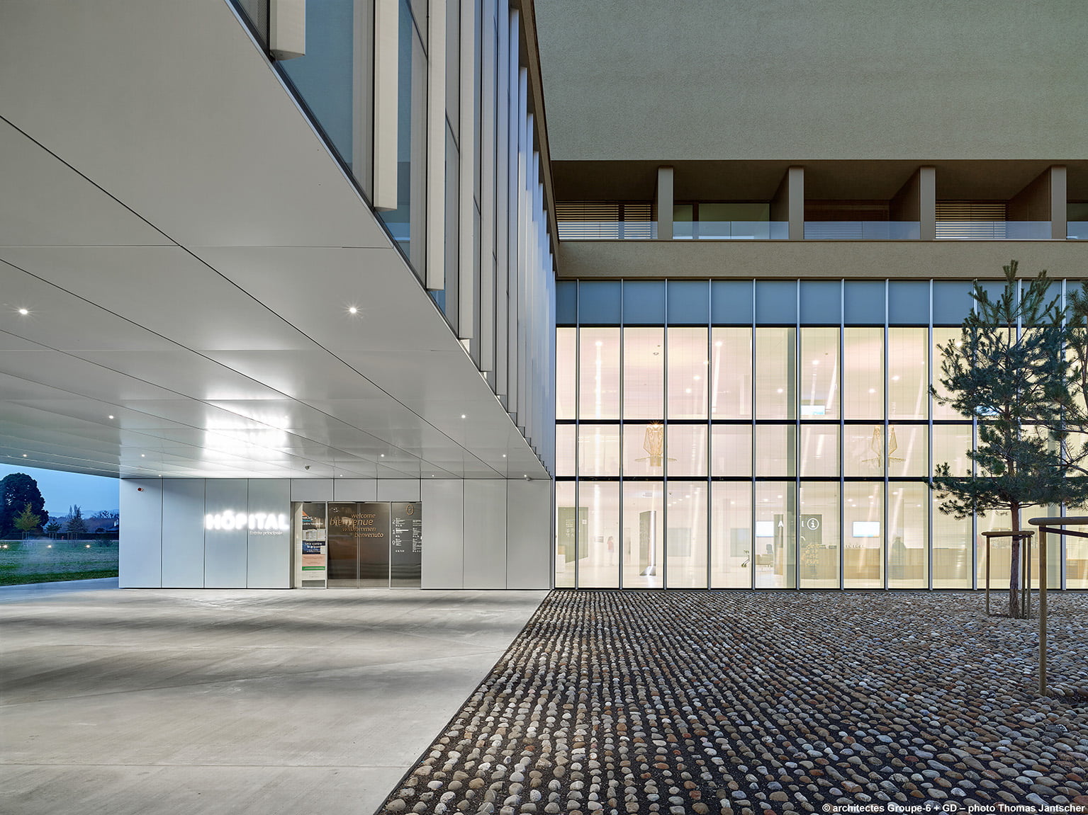 Volúmenes independientes de fachada metálica se adosan a la masa de los dos primeros niveles (Foto: Tjan Yscher)