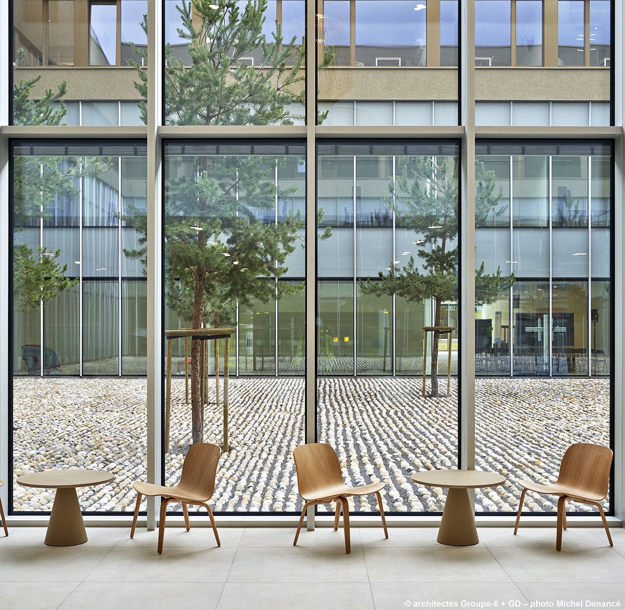 La amplitud de los espacios caracteriza la propuesta del Hospital Riviera-Chablais (Foto: Tjan Tscher)