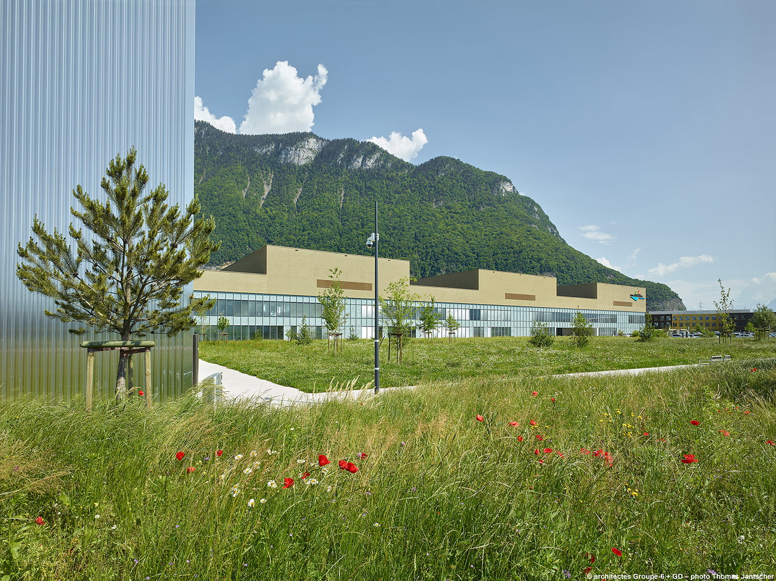 Enclavado en el valle, está en armonía con la amplia escala de los alrededores (Foto: Tjan Tscher)