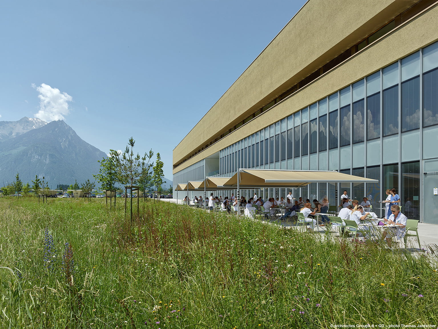 Las expansiones del hospital se relacionan directamente con el paisaje natural (Foto Tjan Tscher)