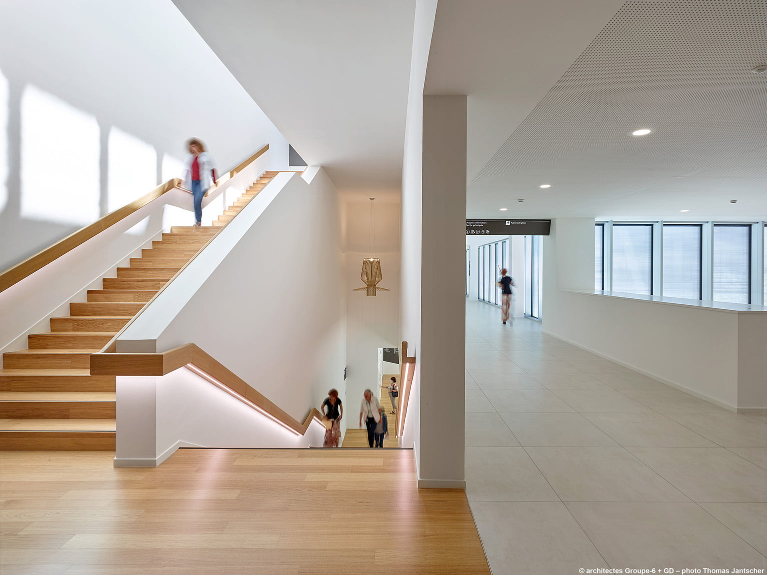 Iluminación natural en todas las áreas de circulación fueron  pauta del diseño (Foto: Tjan Tscher)