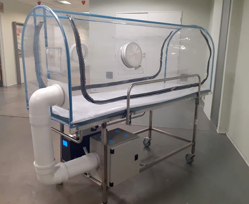 Sistemas de transporte de pacientes infectados. Izq.: Módulo rígido adaptado a camilla rodante intrahospitalaria Der.: Módulo flexible para transporte extrahospitalario con tabla.