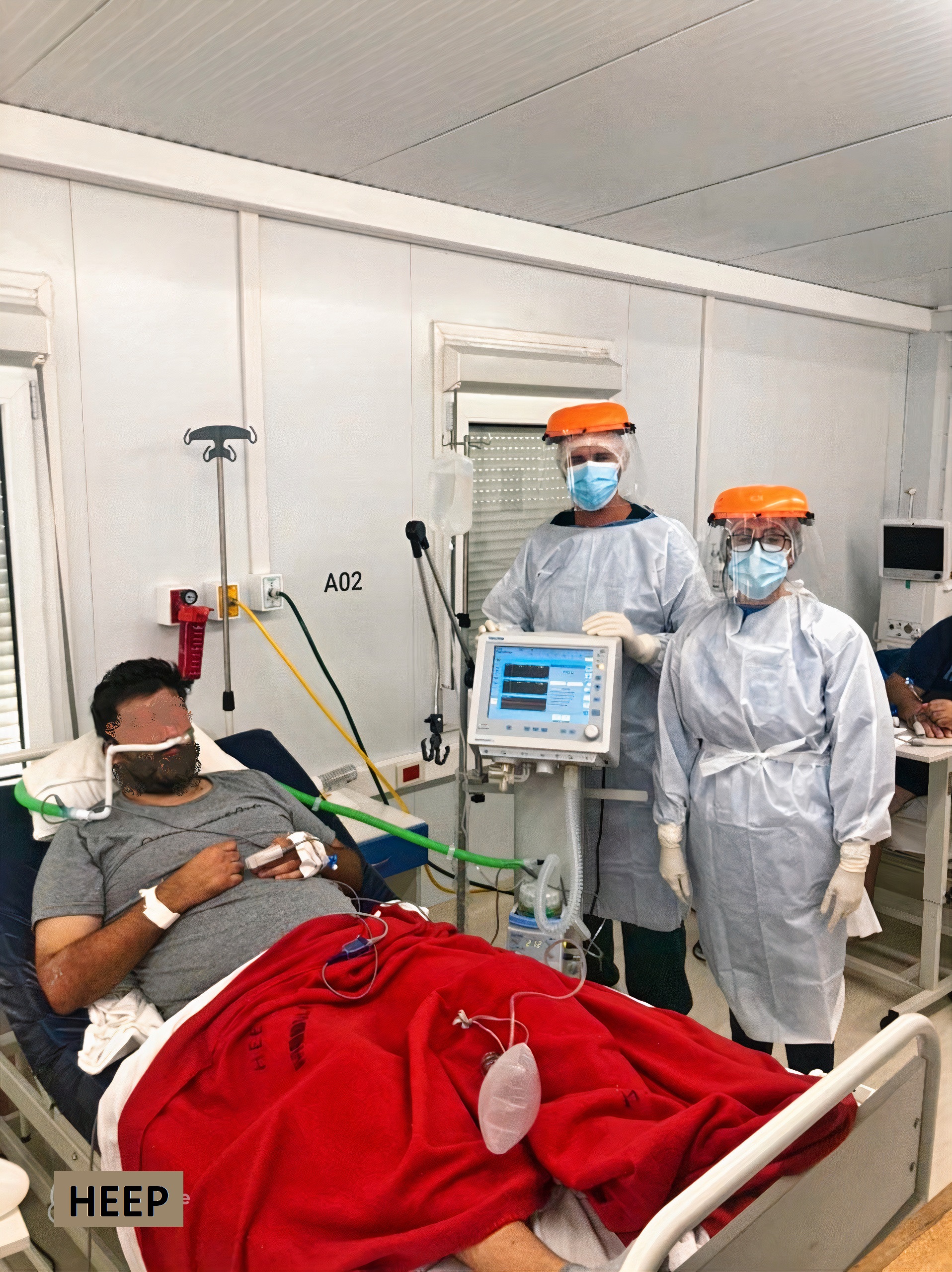 Paciente recibiendo terapia respiratoria no invasiva de alto flujo.