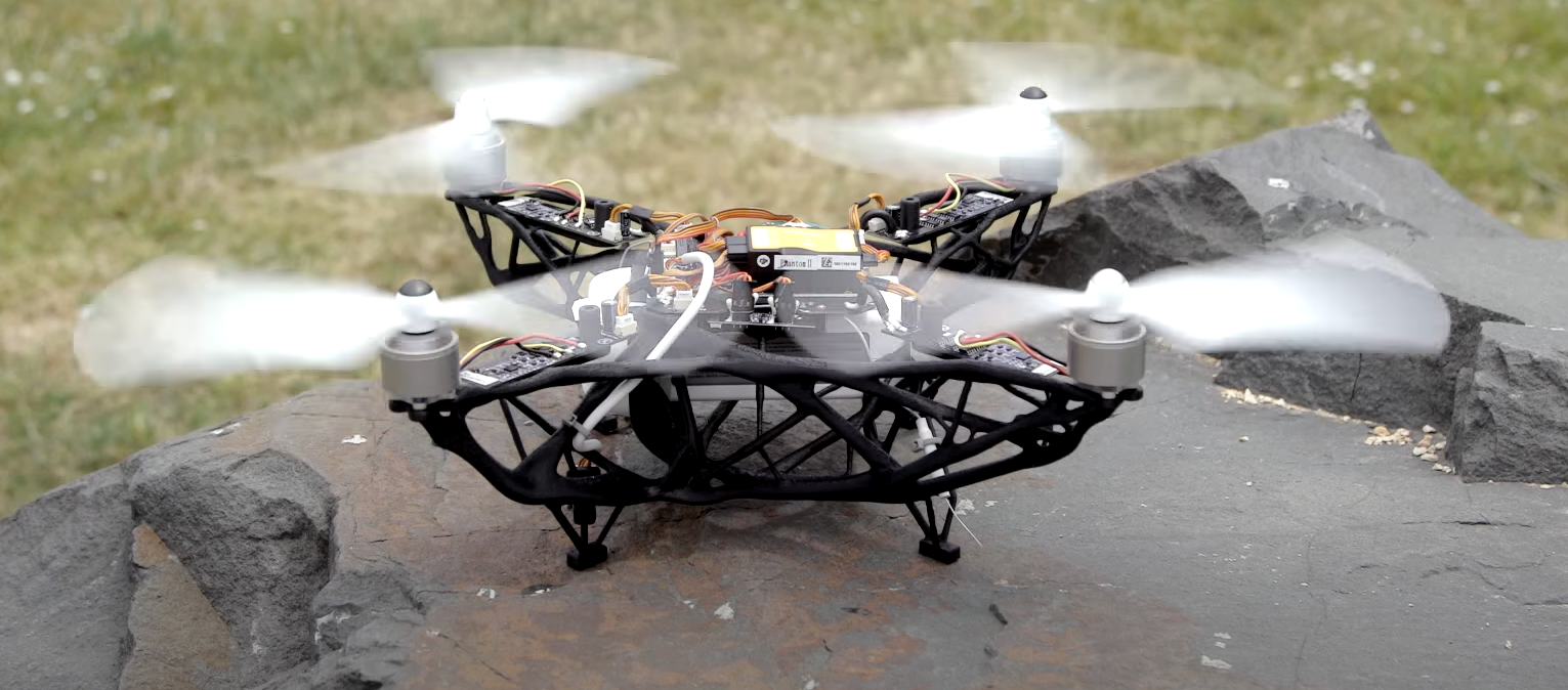 Dron impreso en 3d en funcionamiento. 