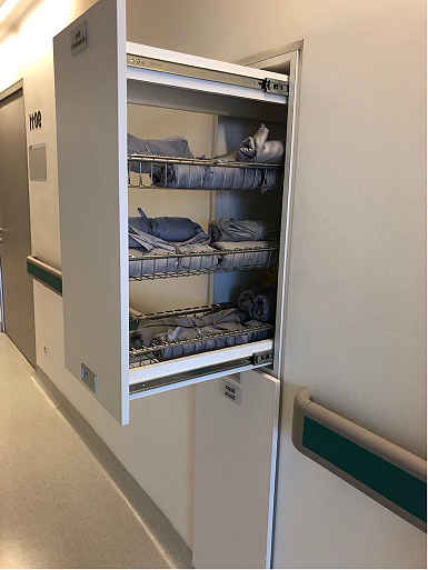 Figura 10. Ropa de aislamiento.  Espacio para carros de paro.  Espacio para camillas