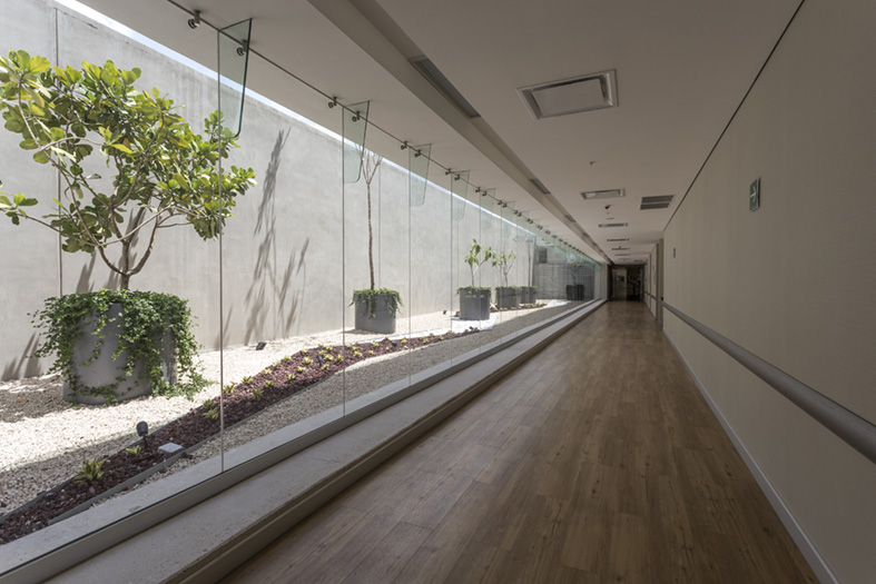 Área de circulación Cirugía Hospital Christus Muguerza / Faro del Mayab.