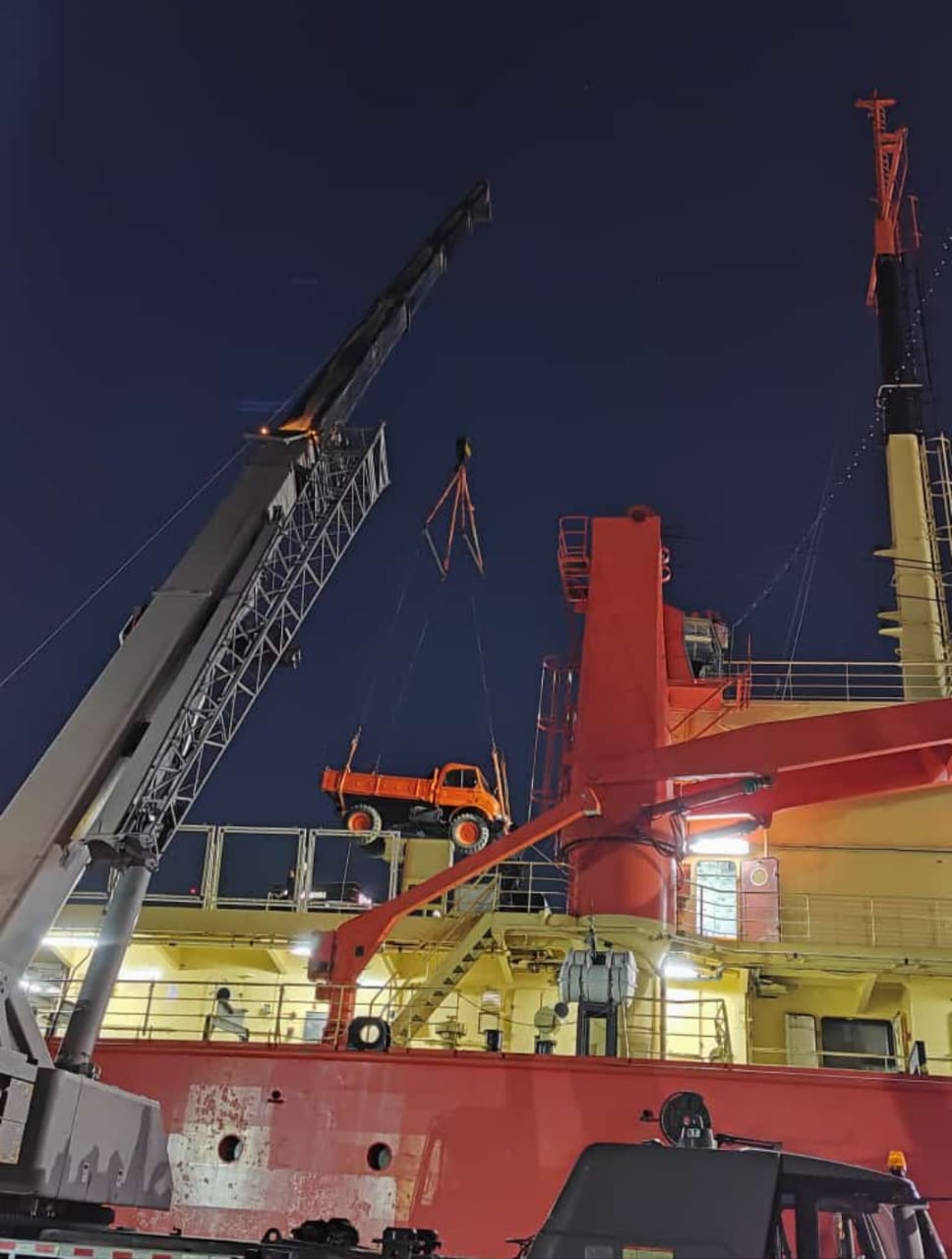 Secuencia fotográfica de la maniobra de carga en el Rompehielos Almirante Irízar en el Puerto de Buenos Aires