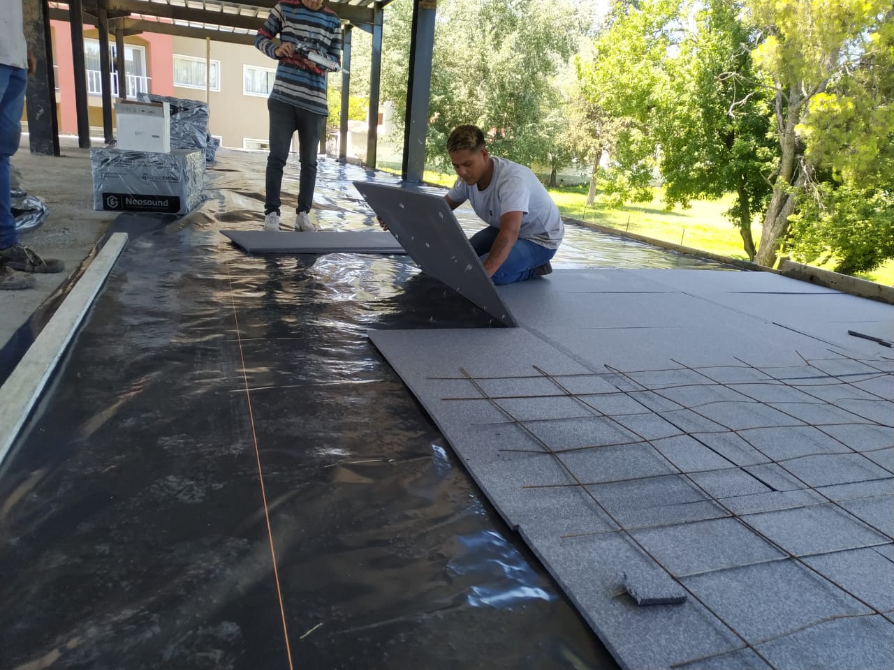 Contrapiso flotante, instalación del material resiliente