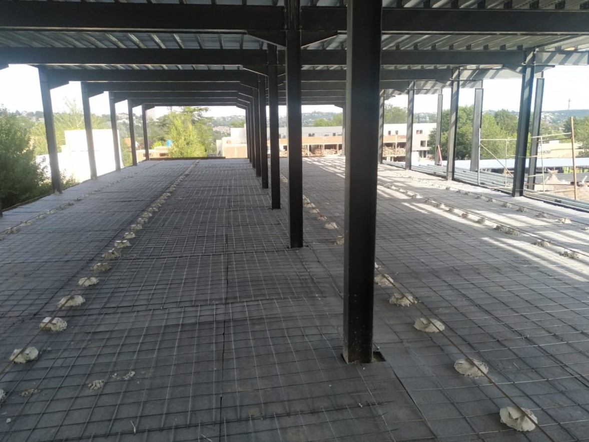 Material resiliente con armadura bajo contrapiso flotante
