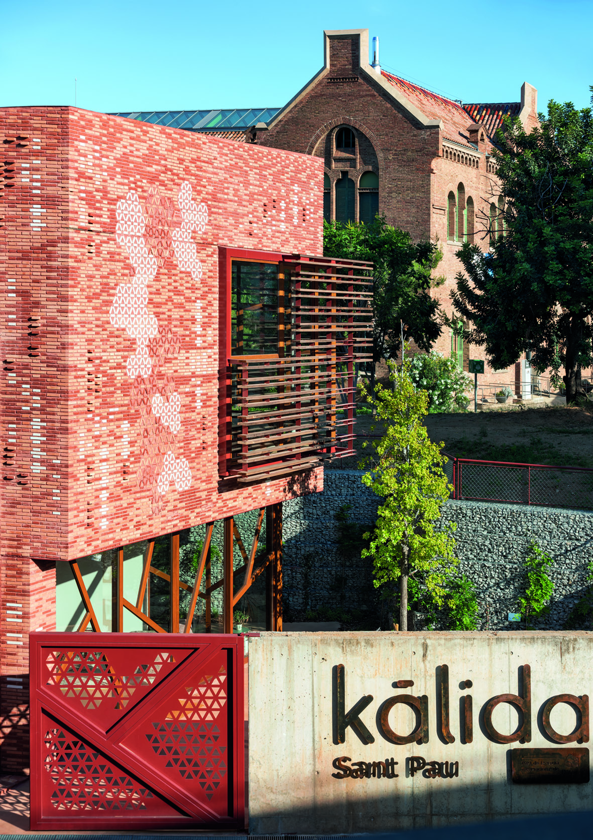 Centro Kálida en Barcelona: fachada y detalle de materiales