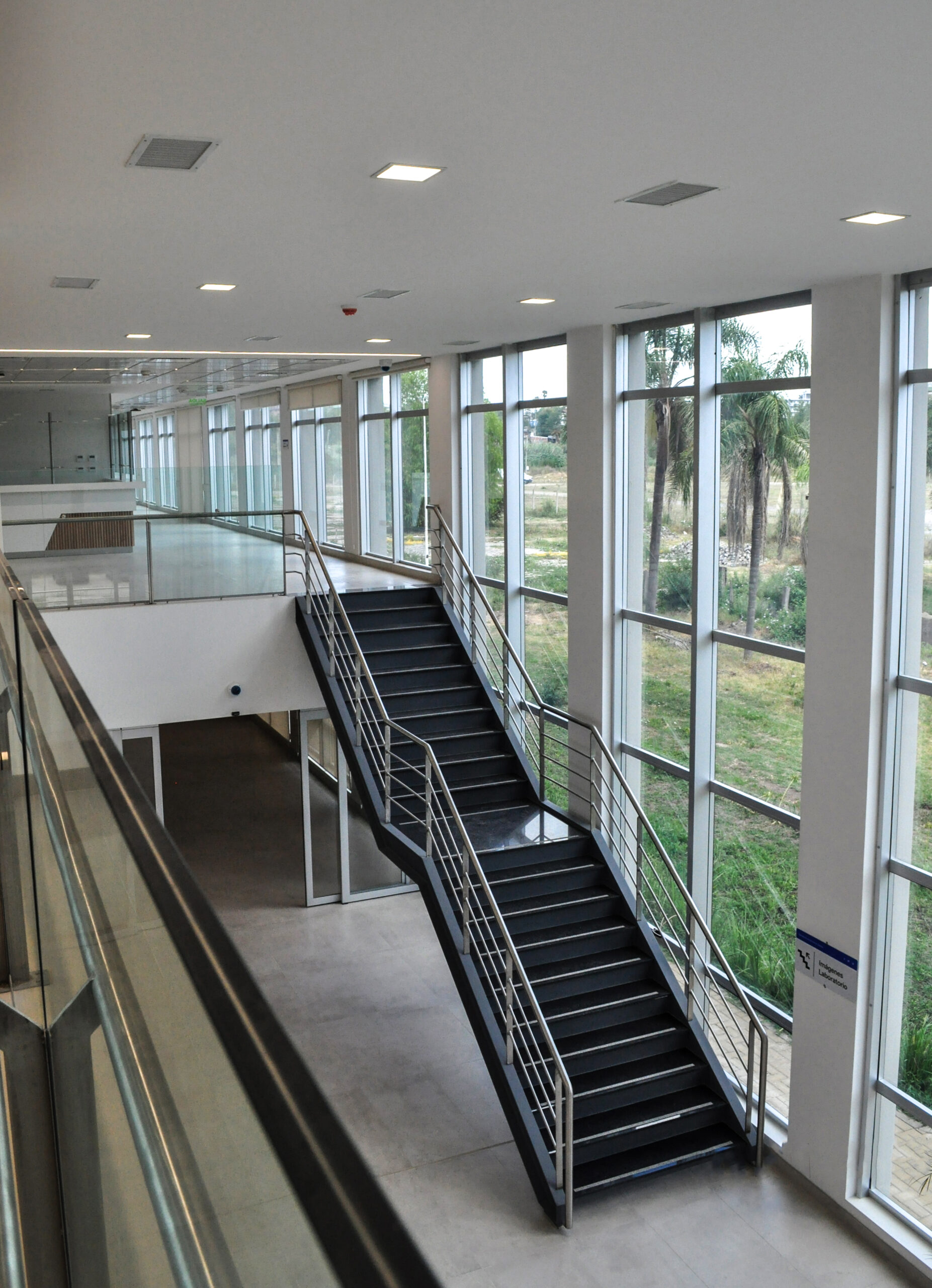 Foto hall de acceso, tomada desde el primer piso.