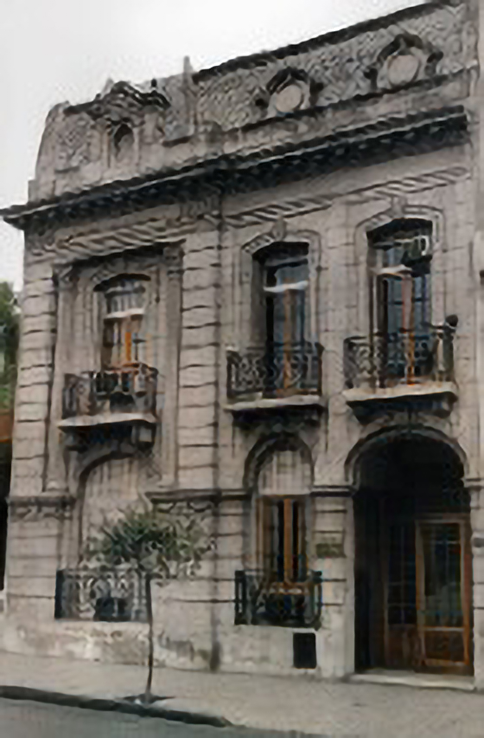 Staff: 8 personas - Pacientes: 60 mensuales - Superficie Edilicia: 500 m2