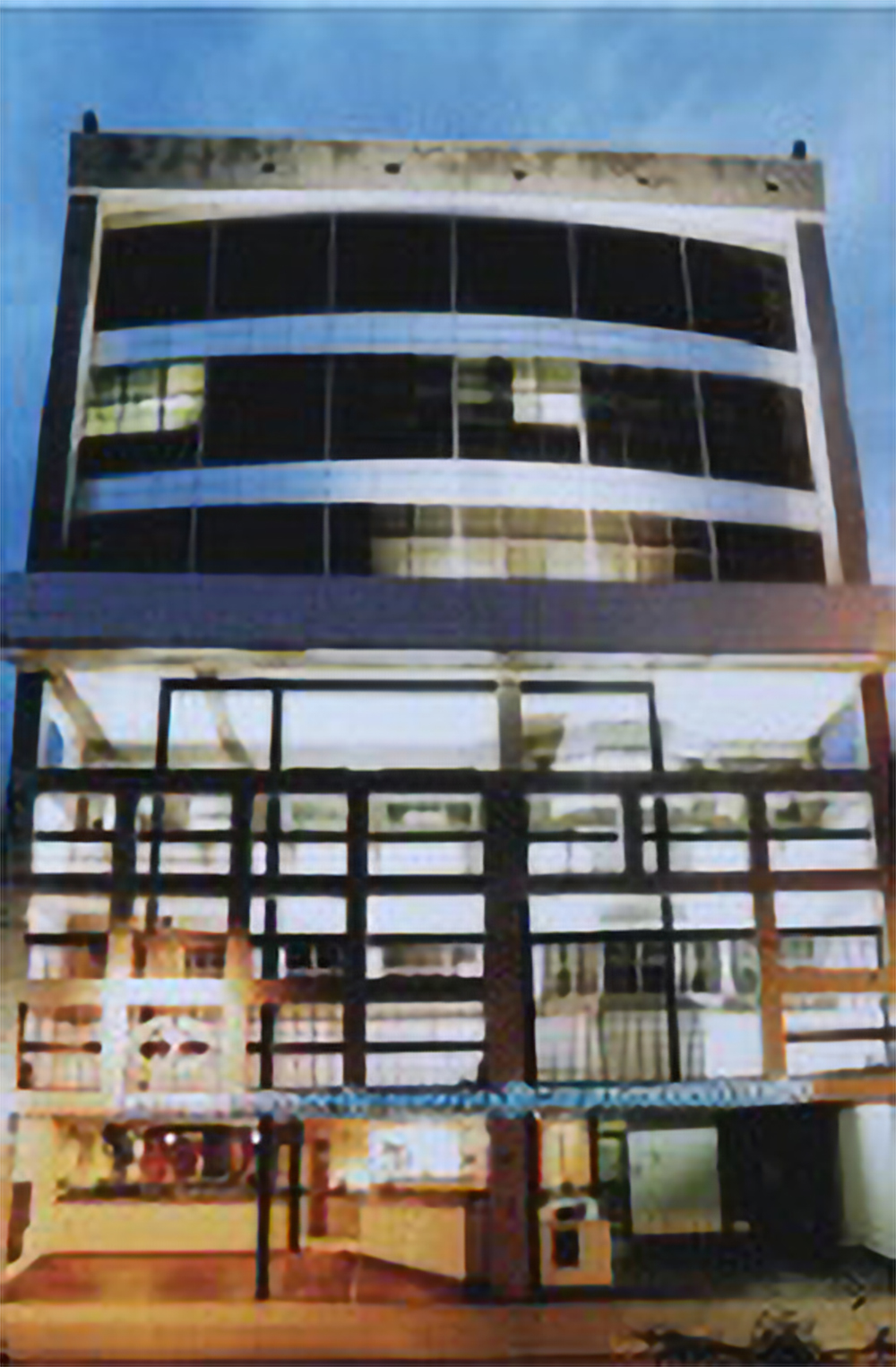 Staff: 150 personas - Pacientes: 8.000 mensuales - Superficie Edilicia: 3.500 m2