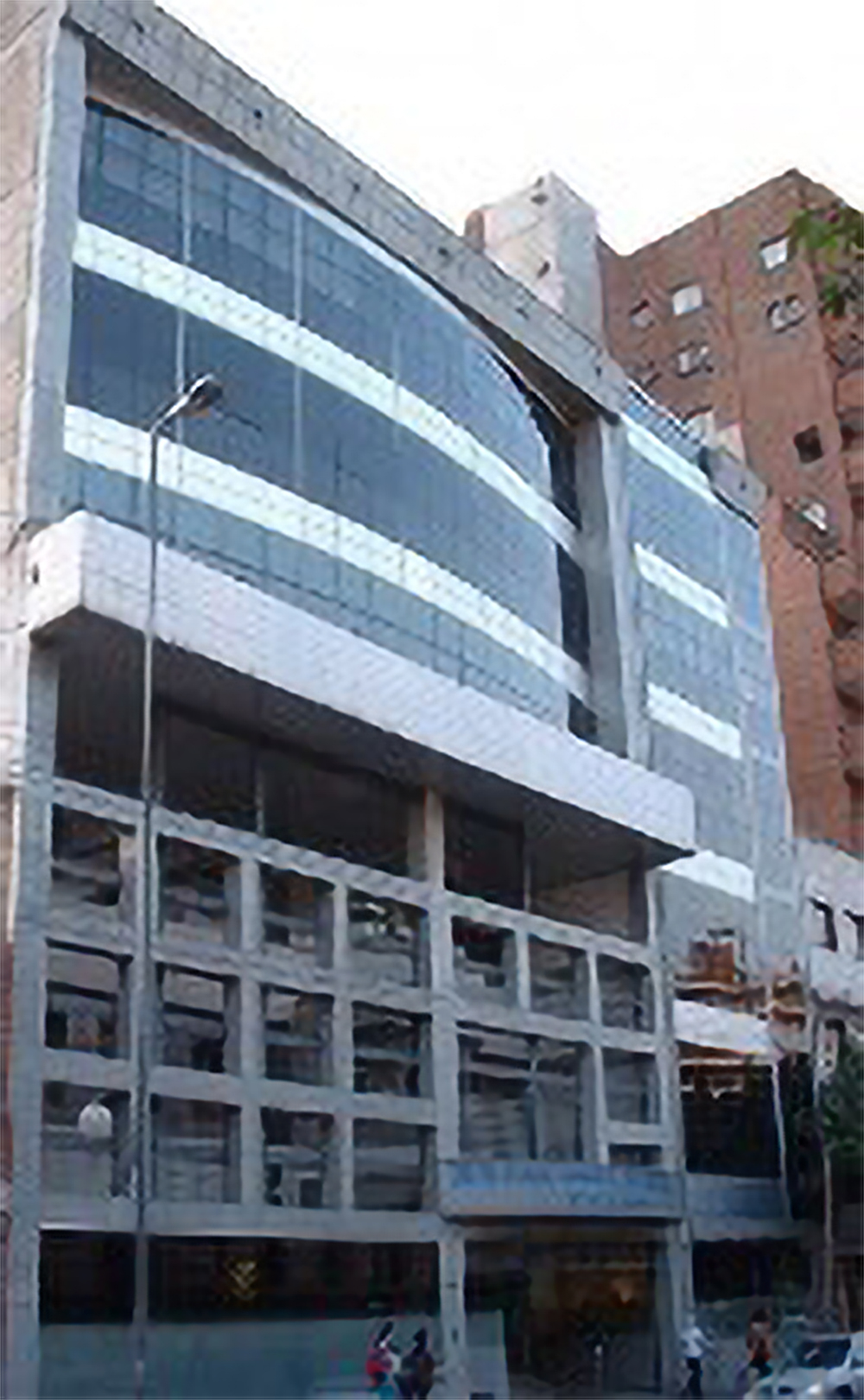 Staff: 300 personas - Pacientes:25.000 mensuales - Superficie Edilicia 8.000 m2