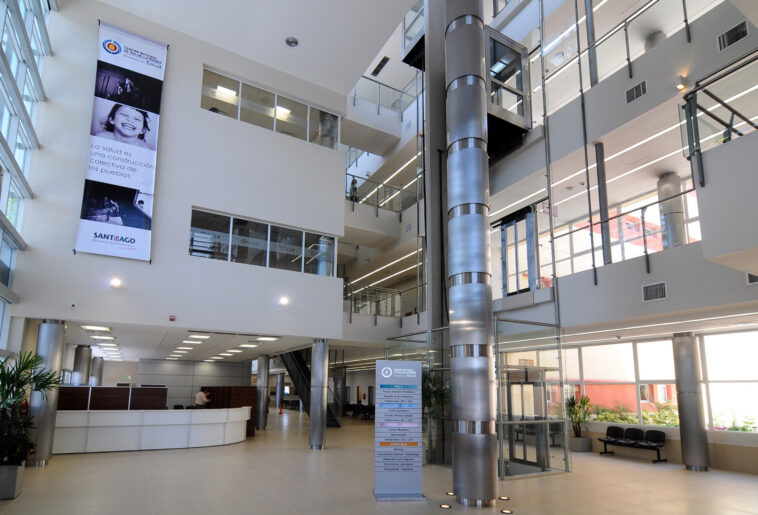 Hall de acceso público: luz natural y visuales en un espacio contenedor y con hitos que ayudan a una orientación intuitiva.