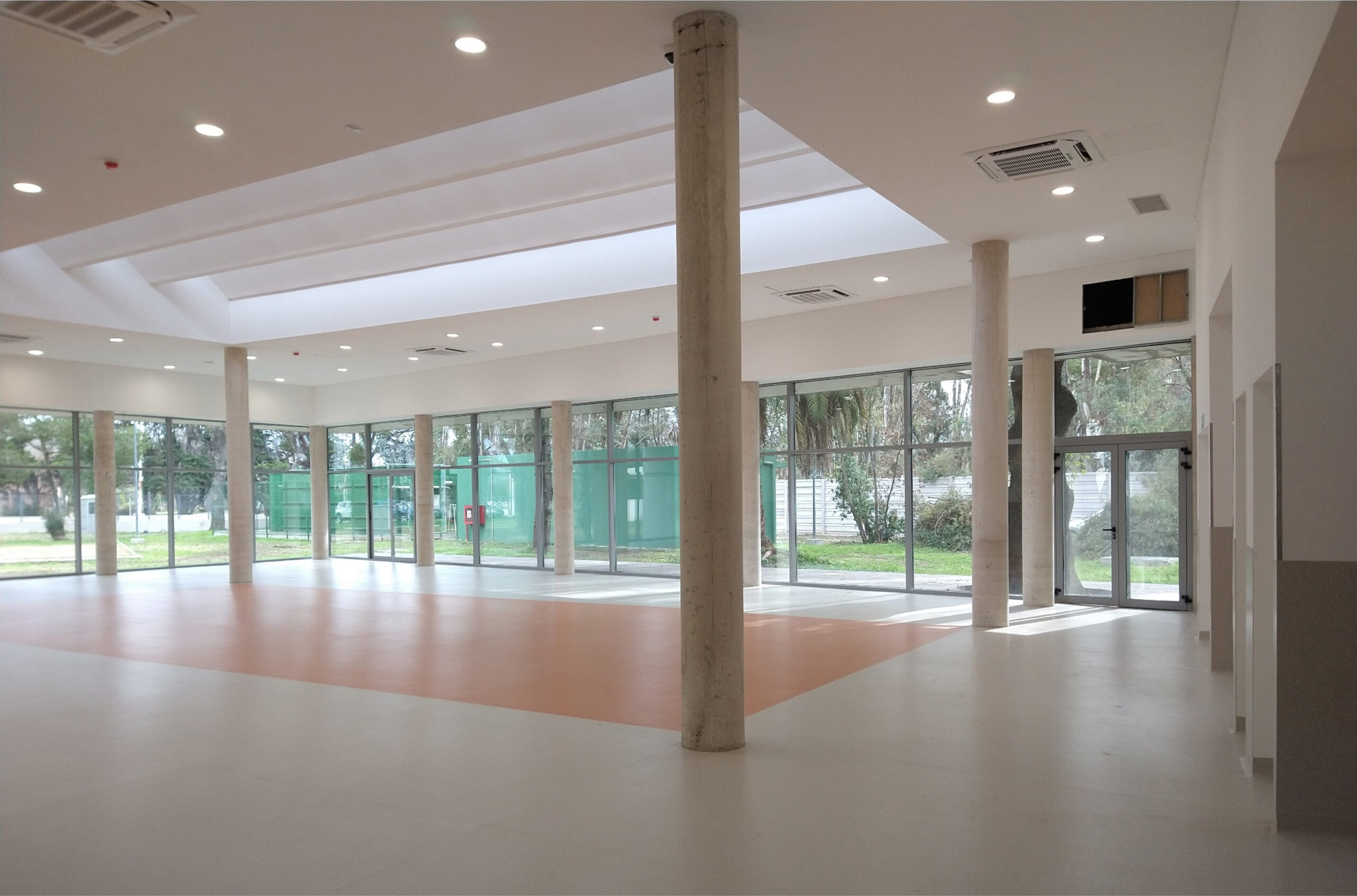 Gimnasio de rehabilitación física: con iluminación natural, visuales al exterior, presencia de vegetación (biofilia) y uso del color que permiten un espacio contenedor y amigable para pacientes en estado de fragilidad física y emocional.