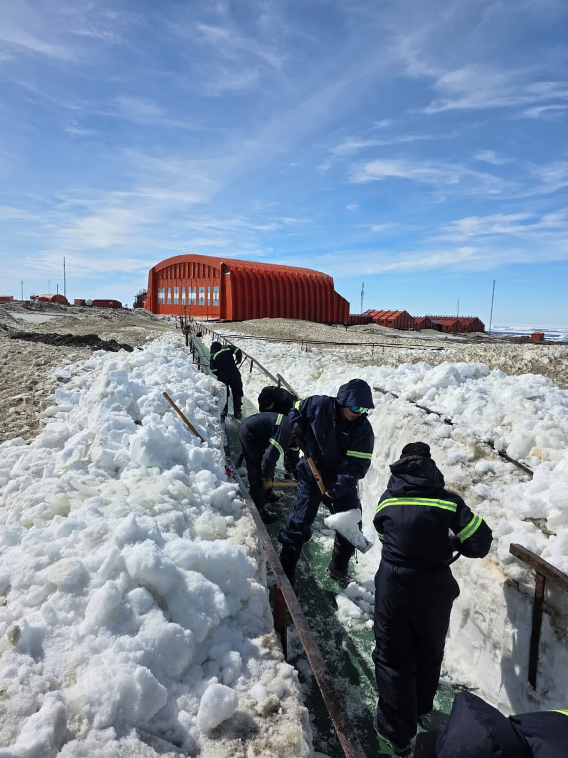 Base antártica Marambio, tareas de mantenimiento de la infraestructura.