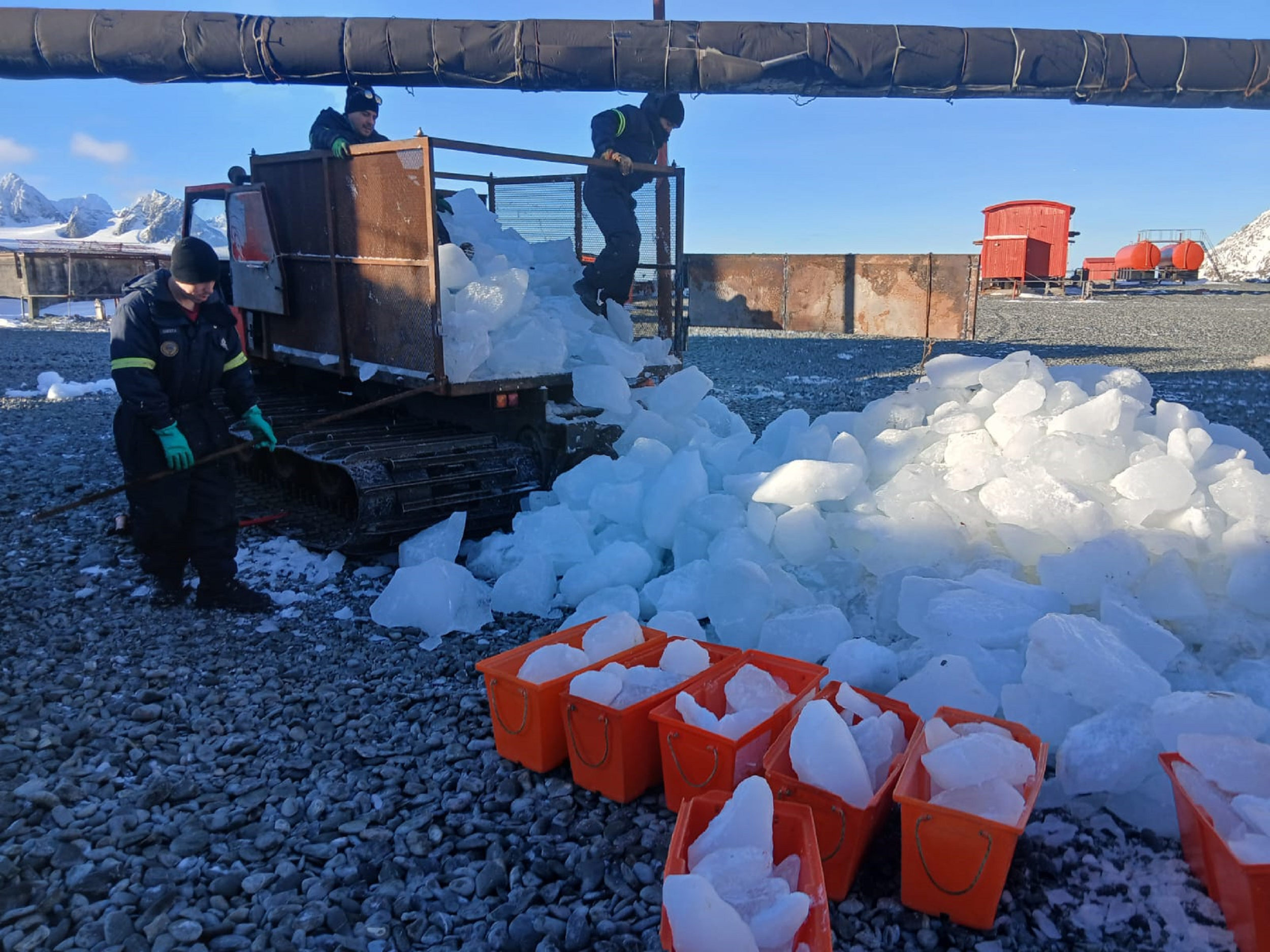 Base antártica Orcadas, proceso de generación de agua para consumo, trabajo de recolección de hielo en la bahías Scotia para su posterior derretimiento y acopio de cisternas.