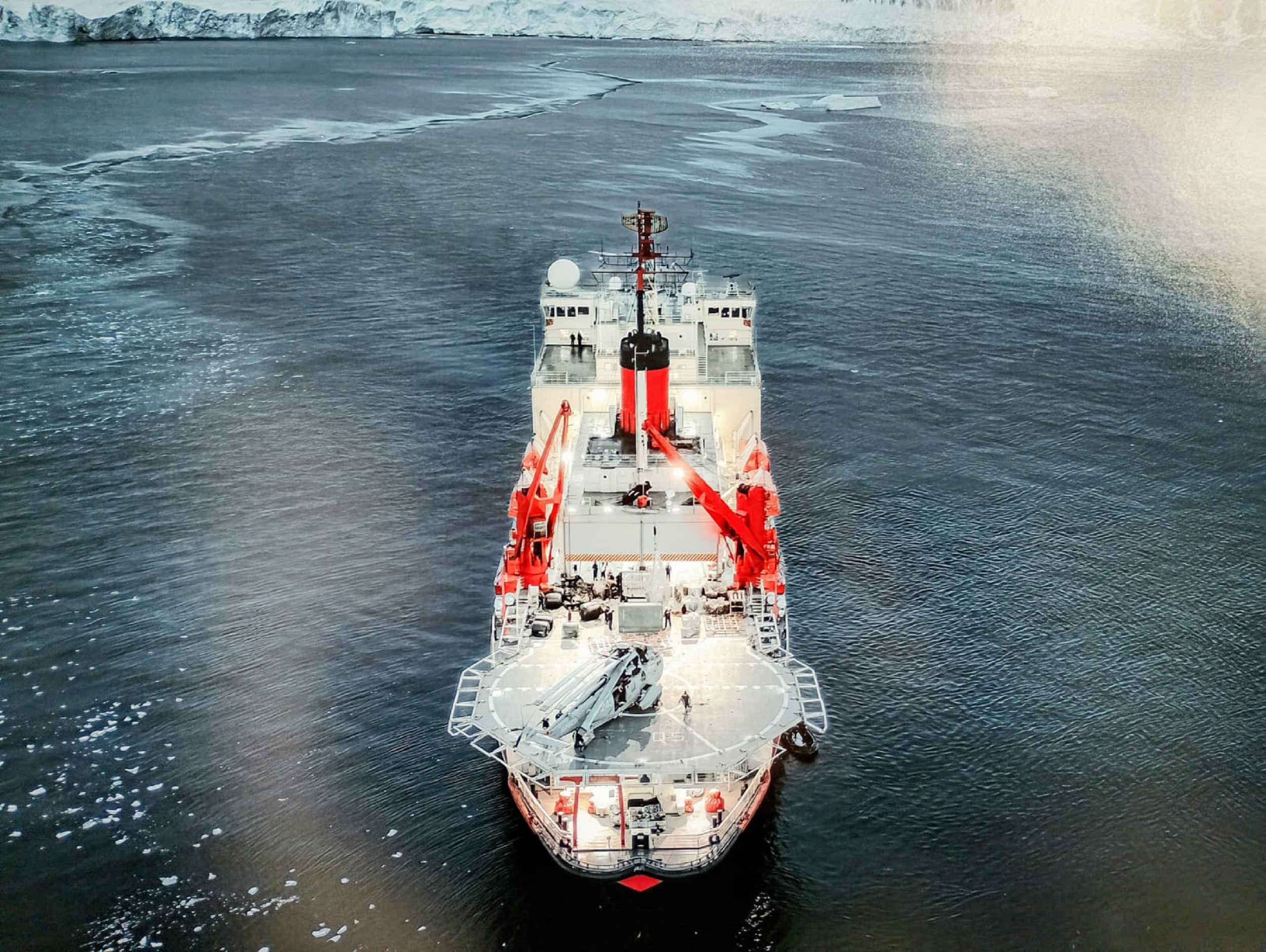 Rompehielos ARA Almirante Irízar en operación durante la Campaña Antártica de Verano, vista desde popa, cubierta de vuelo. 