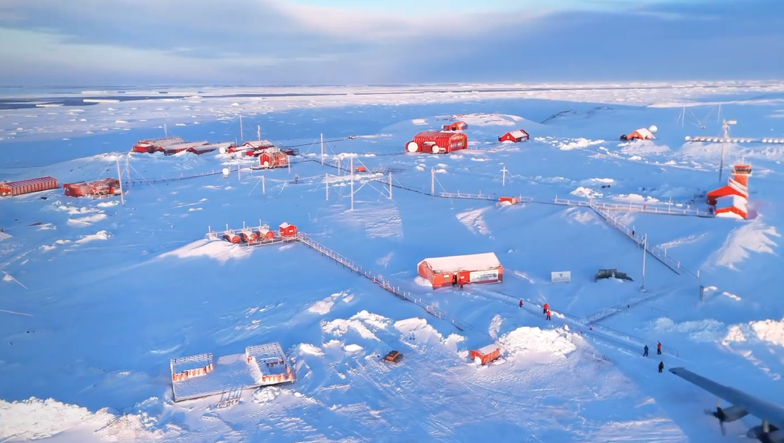 Base Antártica Marambio Latitud 64º 14’ S y longitud 56º 37’ O.
