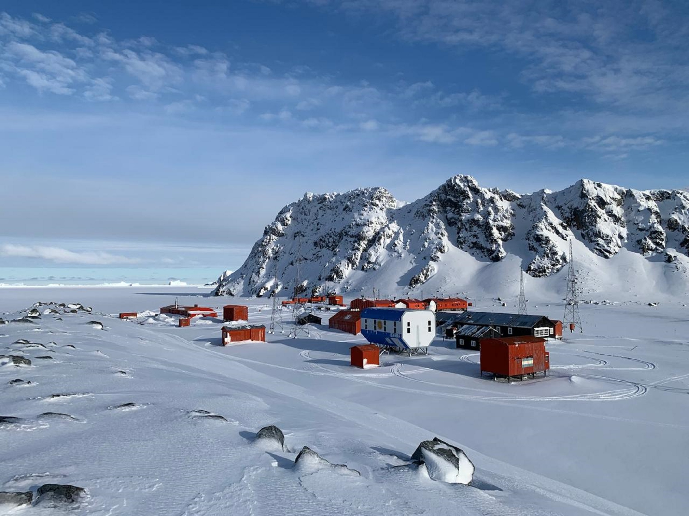 Base Antártica Orcadas Latitud 60° 44’ S y longitud 44º 44’ O.