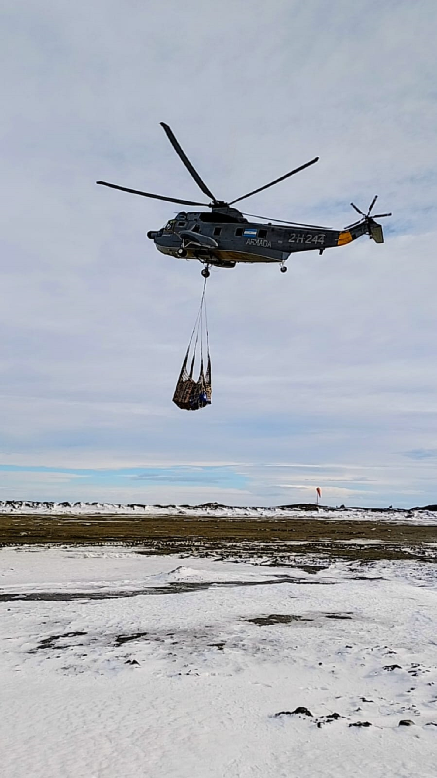 Helicóptero Sea King de la Armada Argentina reabasteciendo a la Base Marambio durante la Campaña Antártica de Verano.