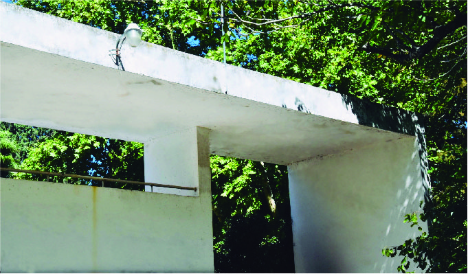 Sistema Helios-Hospital Psiquiátrico: dispositivo arquitectónico constituido por una losa visera, con ancho y altura determinada.