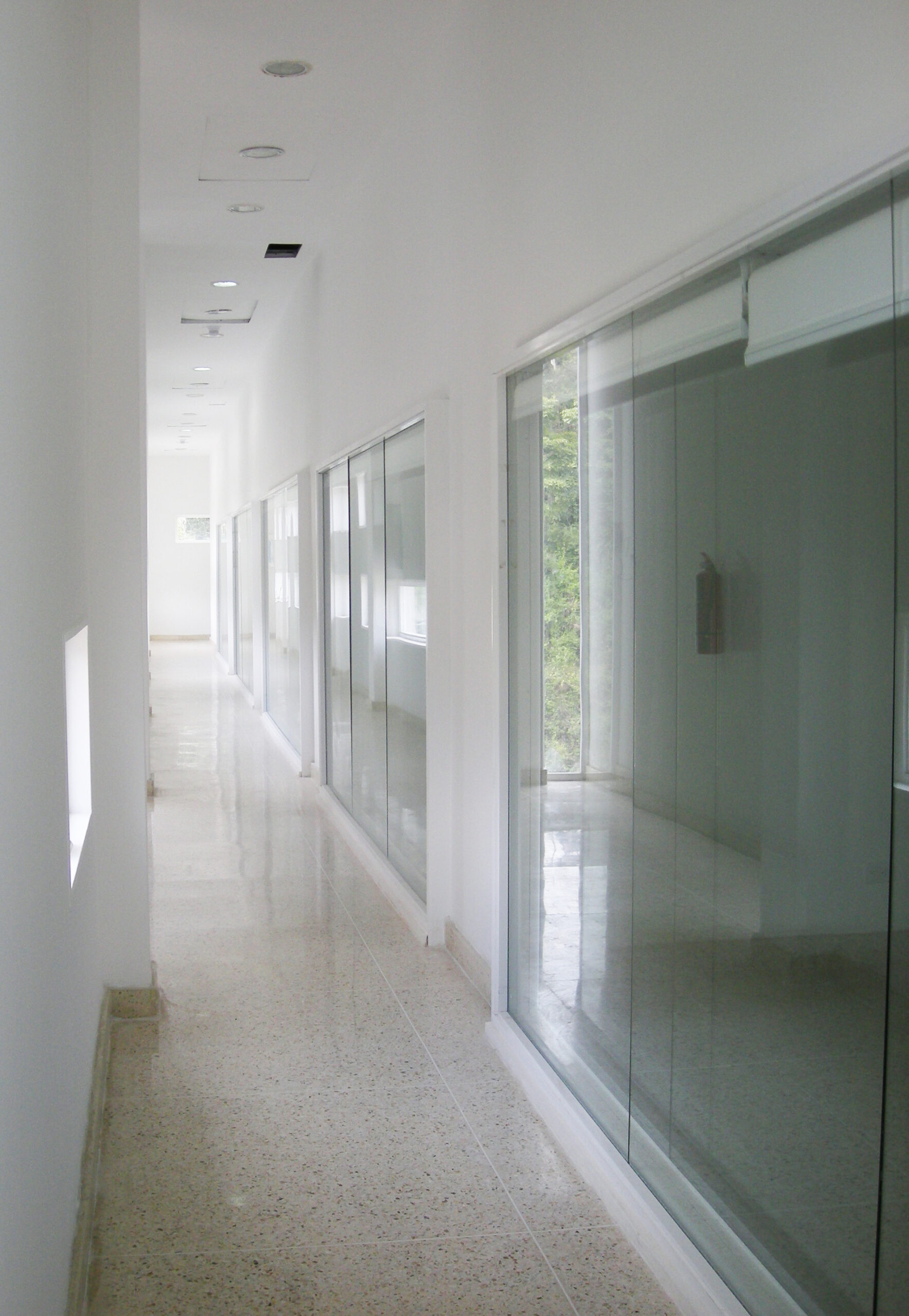 Galería de visitantes. Unidad de Trasplante de Médula. Centro de Oncología. Hospital Domingo Luciani, Caracas.