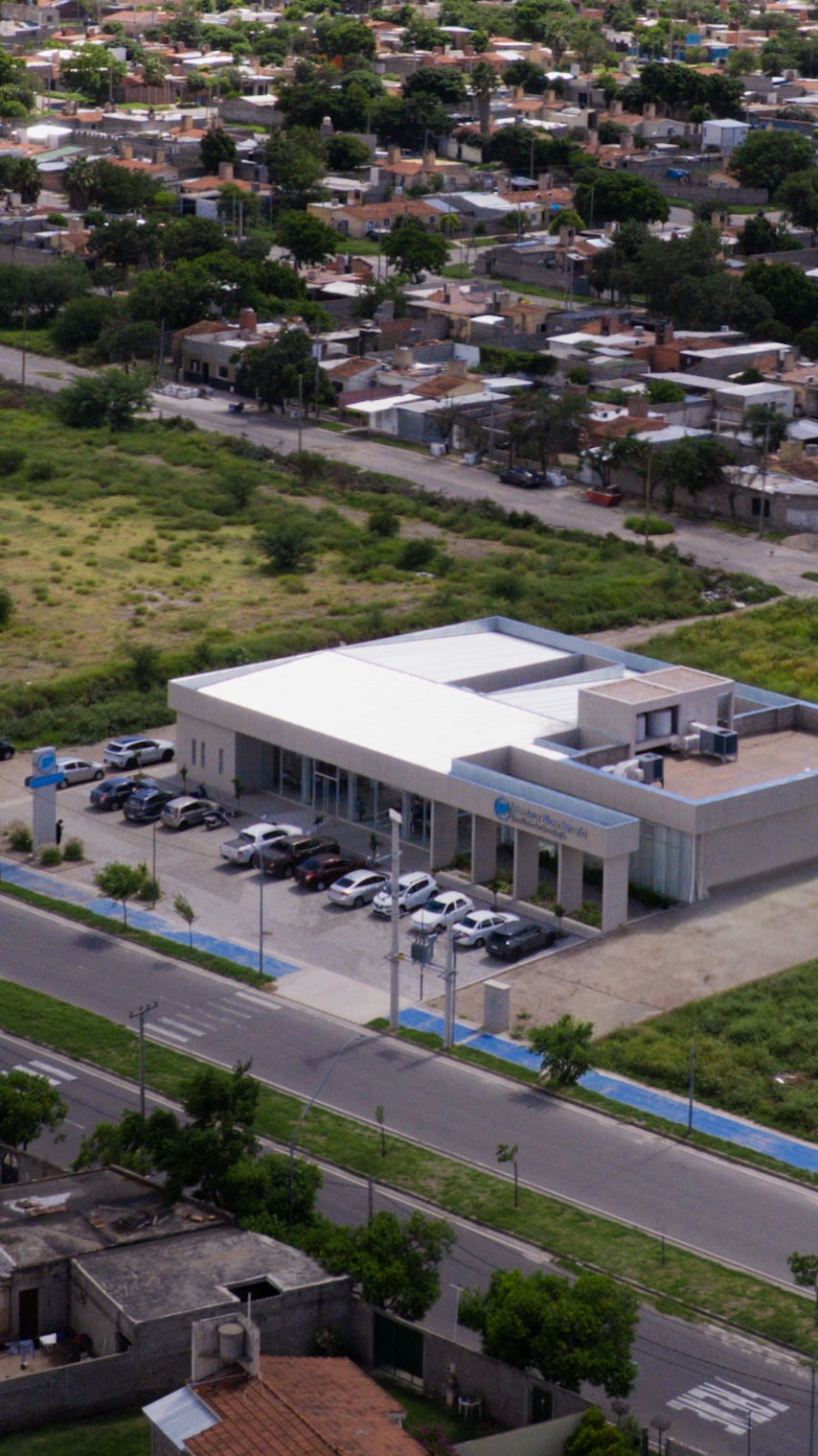 Vista aérea del Instituto de Oncología Catamarca (Pasteur Bicentenario). Se aprecia la volumetría compacta, el patio interior y la relación con el entorno urbano en expansión.