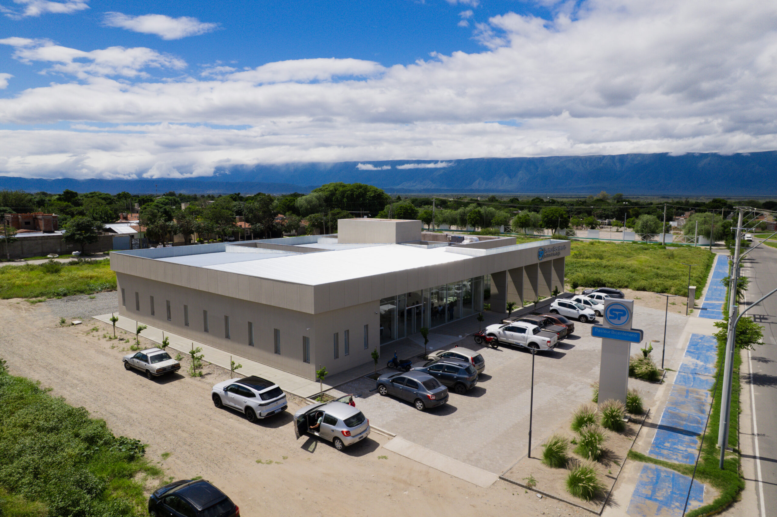 Vista aérea del Instituto de Oncología Catamarca (Pasteur Bicentenario). Se aprecia la volumetría compacta, el patio interior y la relación con el entorno urbano en expansión.