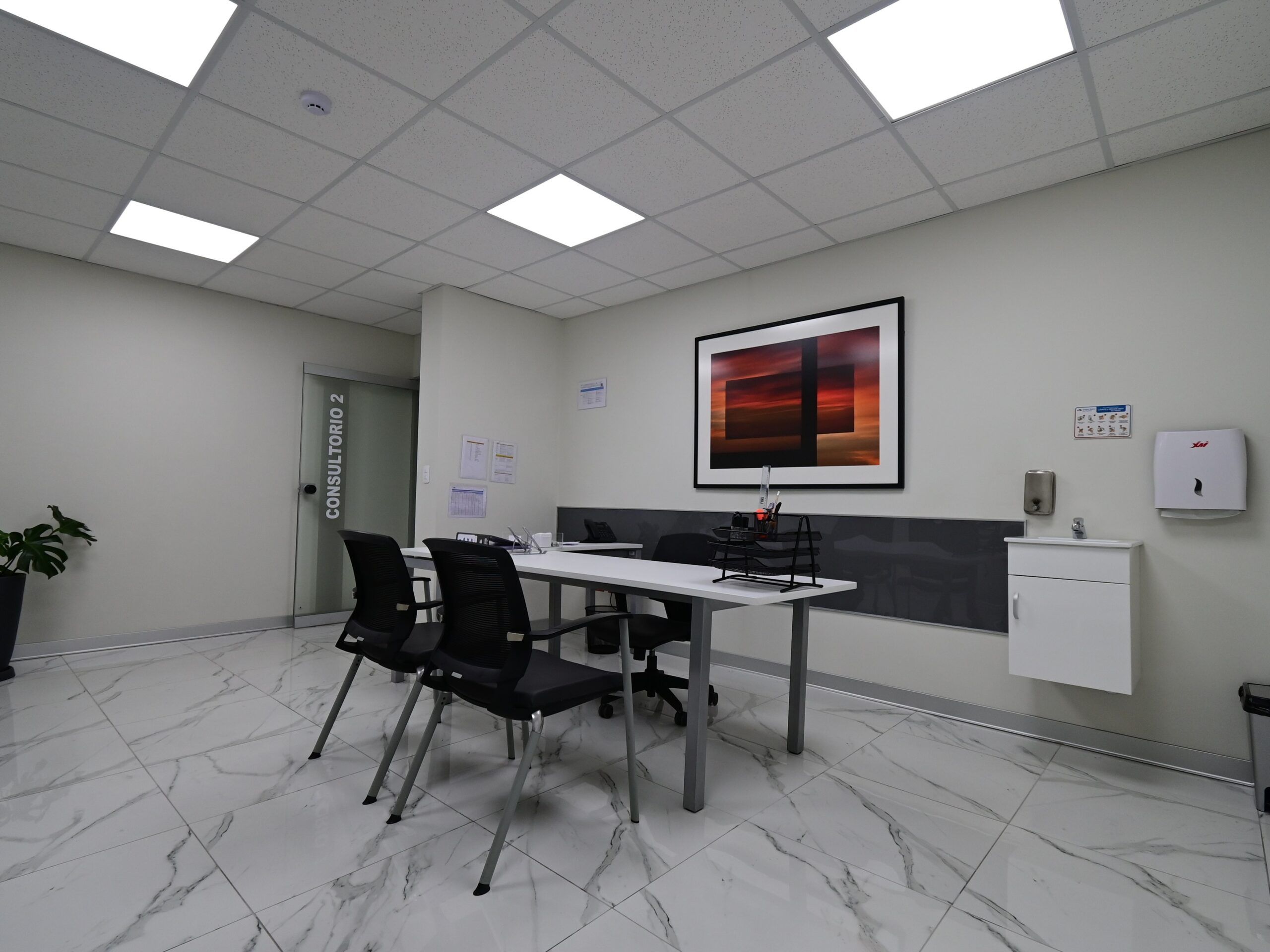 Consultorio médico. El espacio cumple con los requerimientos dimensionales y de equipamiento establecidos en la normativa vigente para atención especializada. La ausencia de consultorios era una de las limitaciones críticas de la sede anterior en el Hospital FAP.