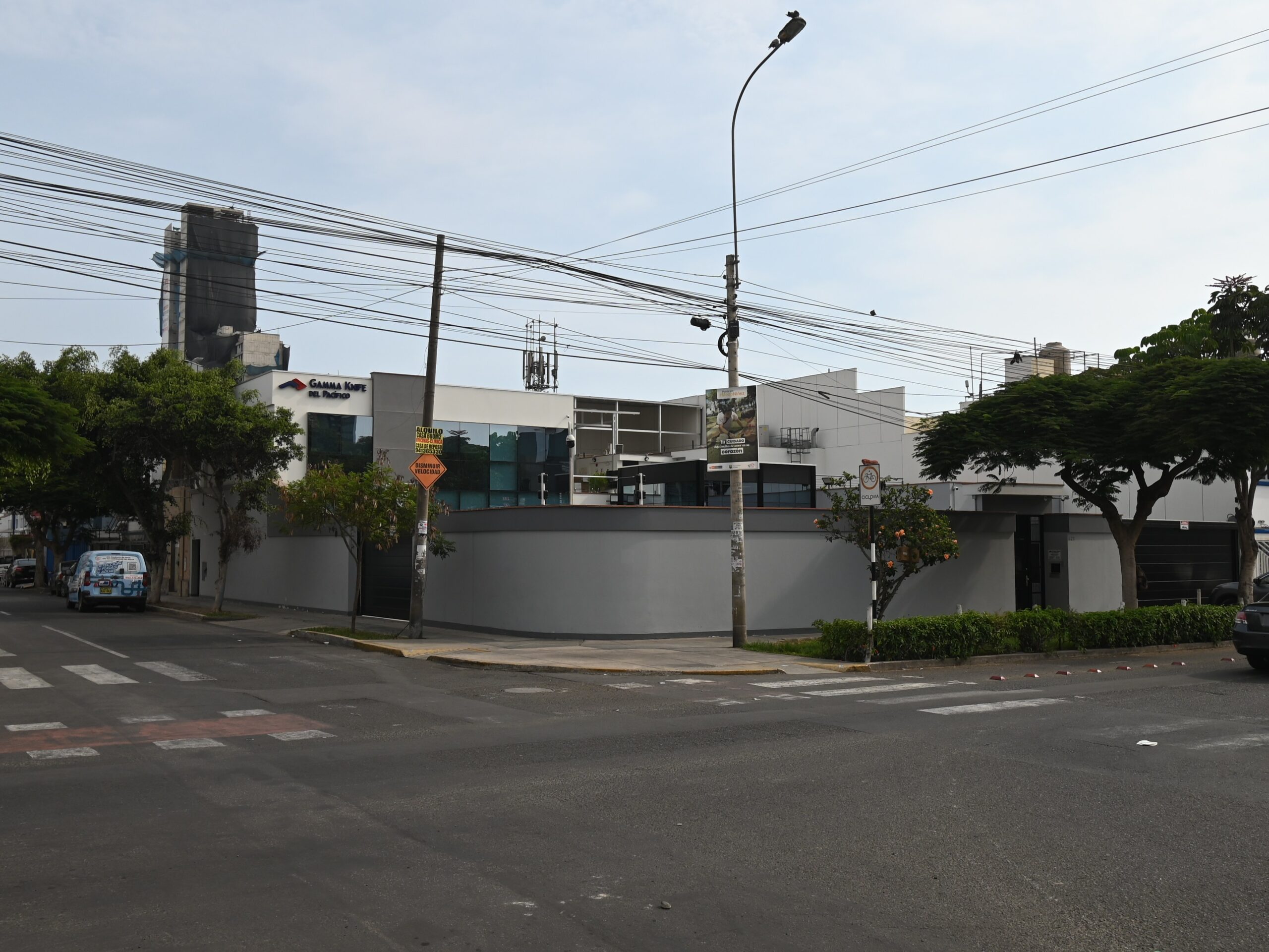 Vista exterior desde la intersección de la Av. Trinidad Morán y el Jr. Almirante Guisse. La condición de lote en esquina otorga al centro presencia en dos frentes viales y visibilidad urbana desde ambas vías, uno de los criterios que determinaron la selección del inmueble.