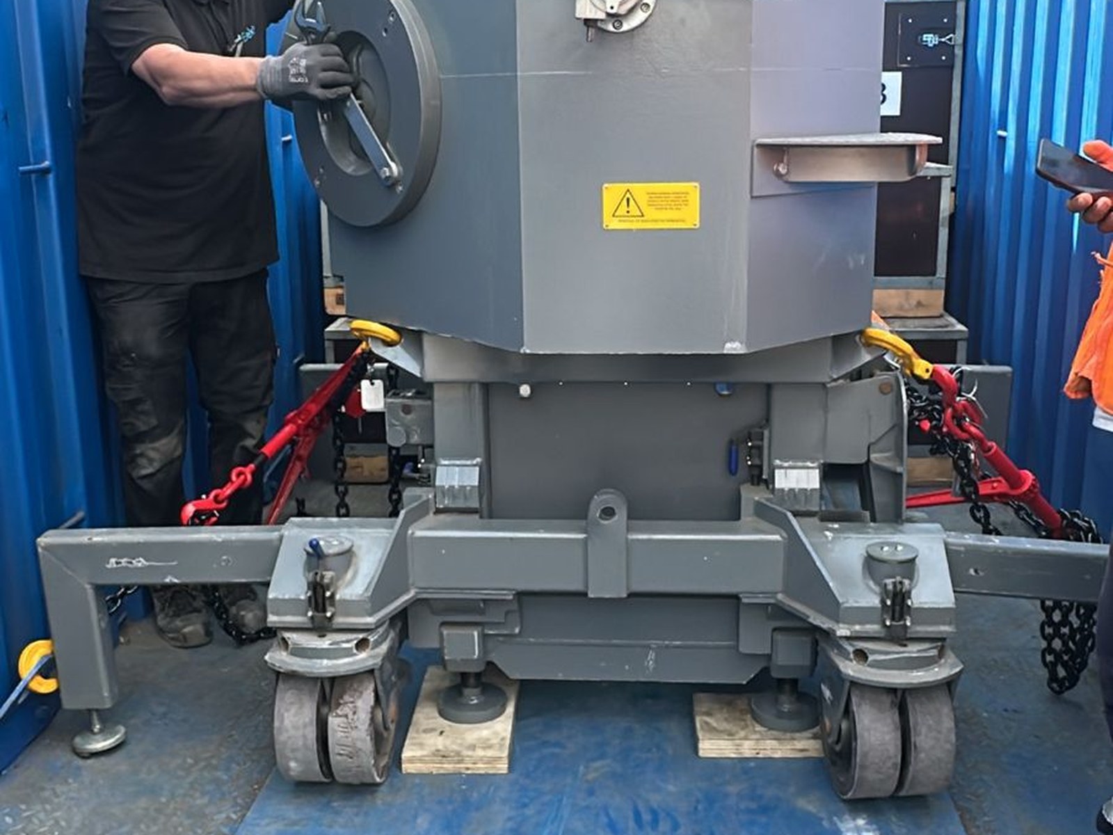 Robot de instalación (Loader Machine) dentro del contenedor de transporte, listo para ser extraído. El equipo montado sobre ruedas de traslado de precisión fue diseñado para introducir los componentes del Gamma Knife Esprit al búnker a través de los pasillos interiores reforzados.