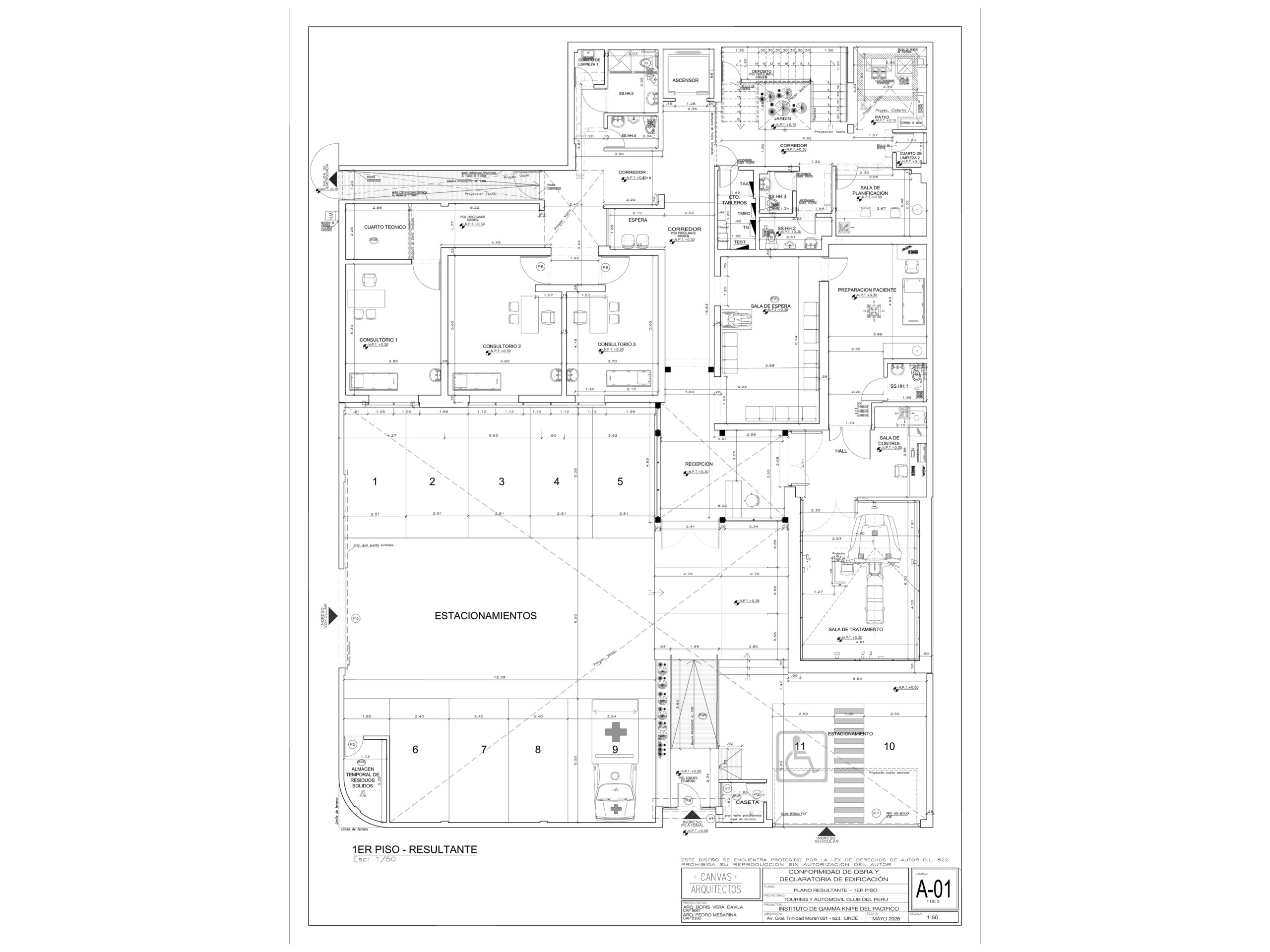 Planta resultante del primer piso, escala 1:50. Se distinguen los tres circuitos diferenciados: el circuito público (recepción, sala de espera, consultorios), el circuito asistencial restringido (preparación del paciente, sala de control, sala de tratamiento/búnker) y el circuito técnico-administrativo (sala de planificación, cuarto de tableros). Los estacionamientos interiores ocupan la franja perimetral del lote.