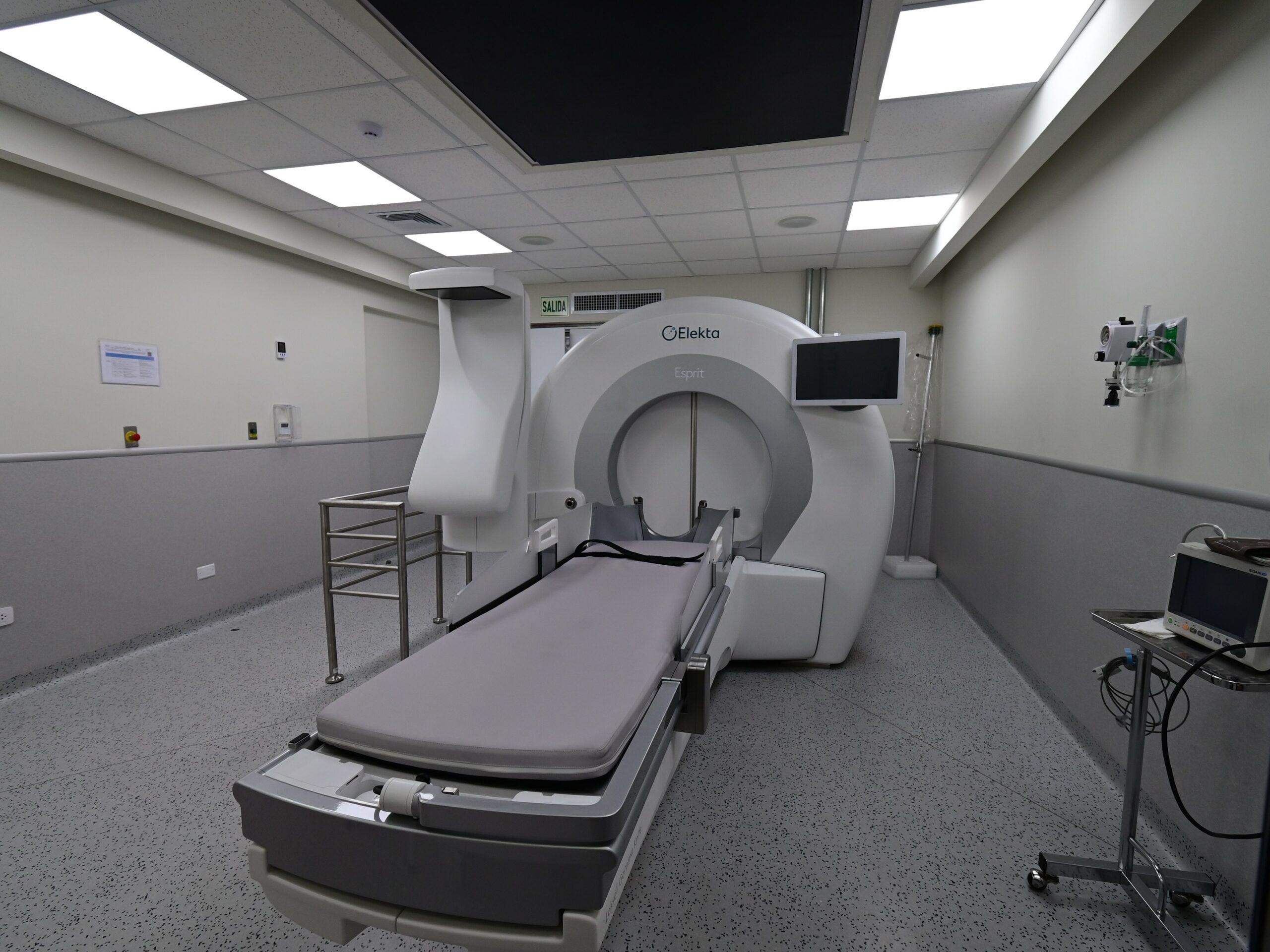 Sala de tratamiento con el equipo Gamma Knife Esprit (Elekta) instalado. El búnker de 45 m2, con muros y techo de 50 cm de hormigón armado, alberga el único equipo de esta tecnología en Latinoamérica. La camilla motorizada introduce al paciente en el arco de irradiación para un tratamiento que no supera los 20 minutos.